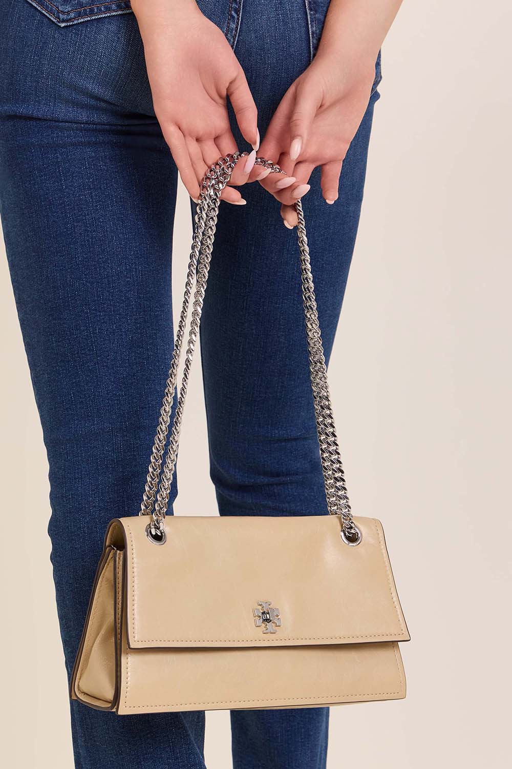 תמונת כל הלוק של תיק כתף